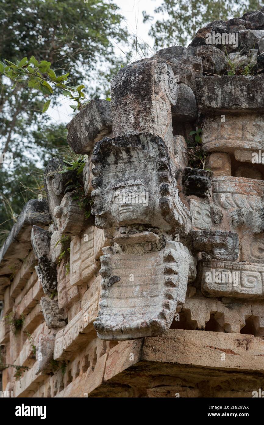 Maschera di Kukulcan che rappresenta un volto in una bocca di coccodrillo, alle rovine del tempio maya a Labna, Yucatan, Messico Foto Stock