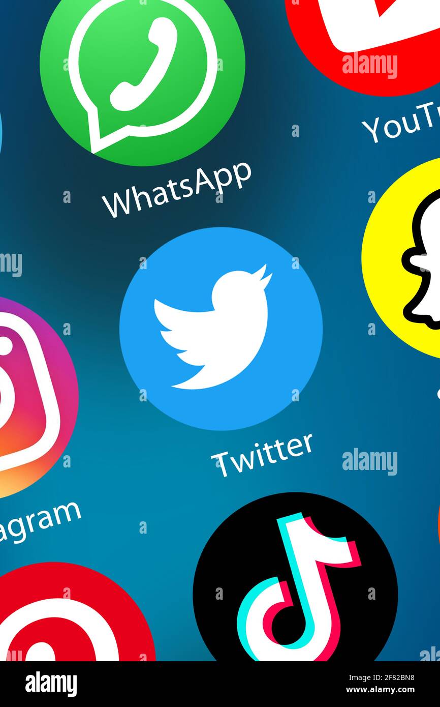 Stoccarda, Germania - 5 aprile 2021: Twitter logo social media icona di marketing network su internet sfondo formato ritratto a Stoccarda, Germania. Foto Stock