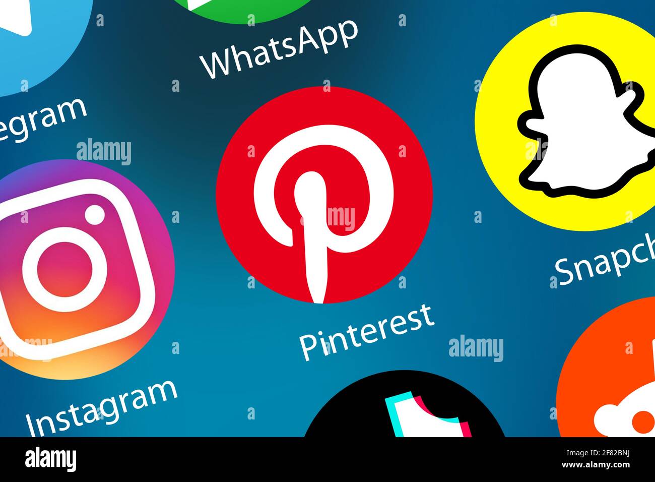 Stoccarda, Germania - 5 aprile 2021: Il logo Pinterest social media icona di marketing rete sullo sfondo di Internet a Stoccarda, Germania. Foto Stock