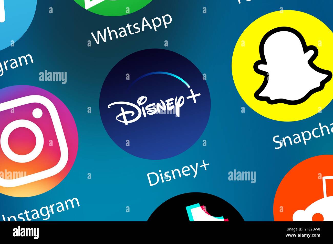 Stoccarda, Germania - 5 aprile 2021: Icona del logo Disney+ Disney Plus Movie Video Streaming sullo sfondo di Internet a Stoccarda, Germania. Foto Stock
