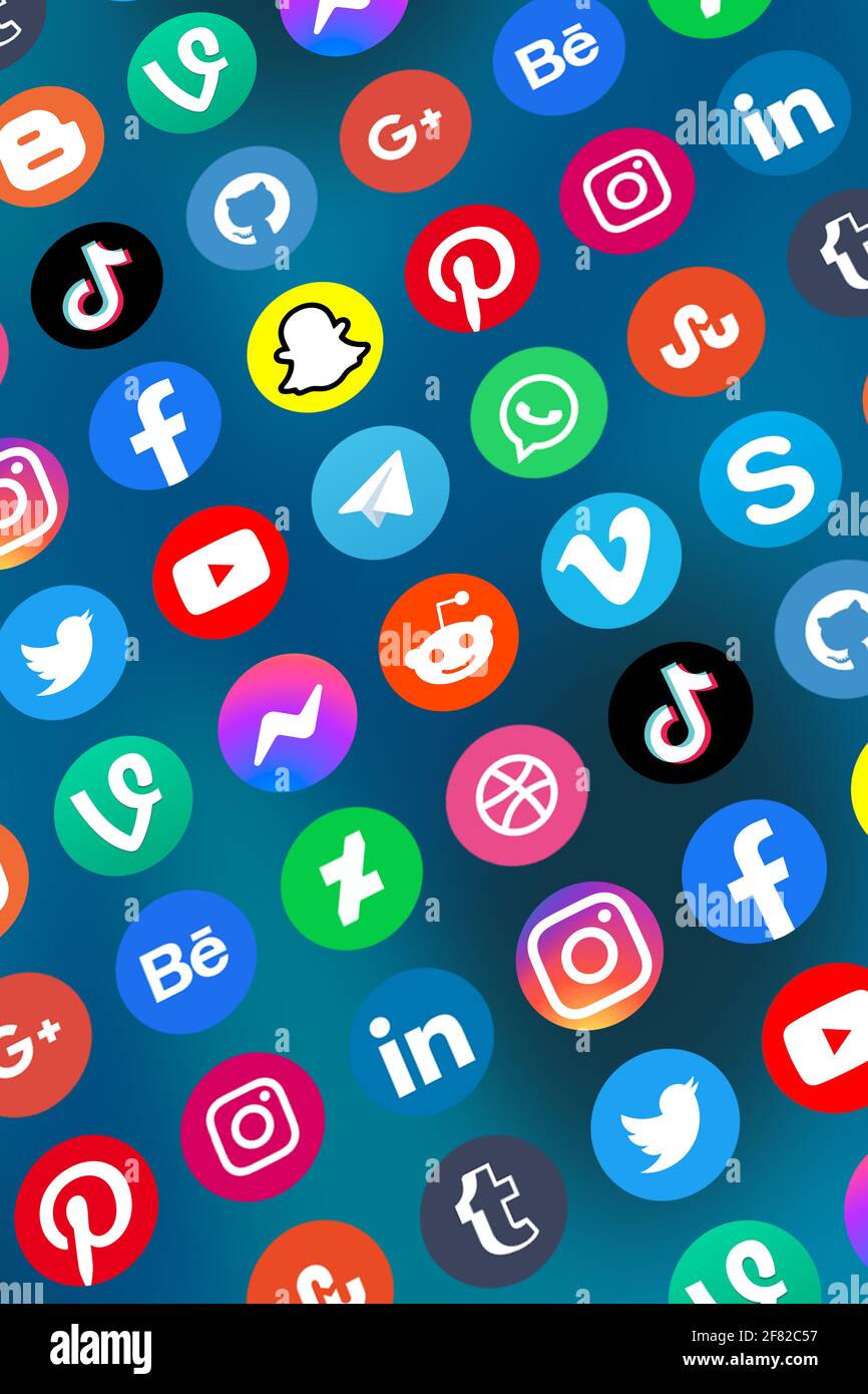 Stoccarda, Germania - 5 aprile 2021: Logo delle icone dei social media marketing network Facebook, Instagram, YouTube, Twitter e WhatsApp su internet po Foto Stock
