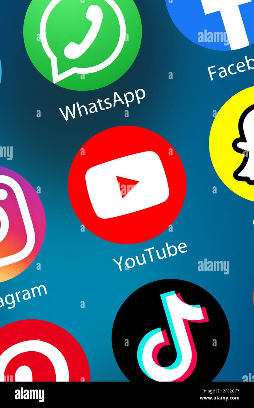 Stoccarda, Germania - 5 aprile 2021: Marketing icona logo YouTube You Tube Video su Internet formato ritratto di sfondo a Stoccarda, Germania. Foto Stock