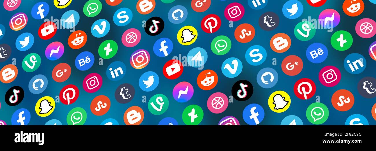 Stoccarda, Germania - 5 aprile 2021: Logo delle icone dei social media marketing network Facebook, Instagram, YouTube, Twitter e WhatsApp su internet ba Foto Stock