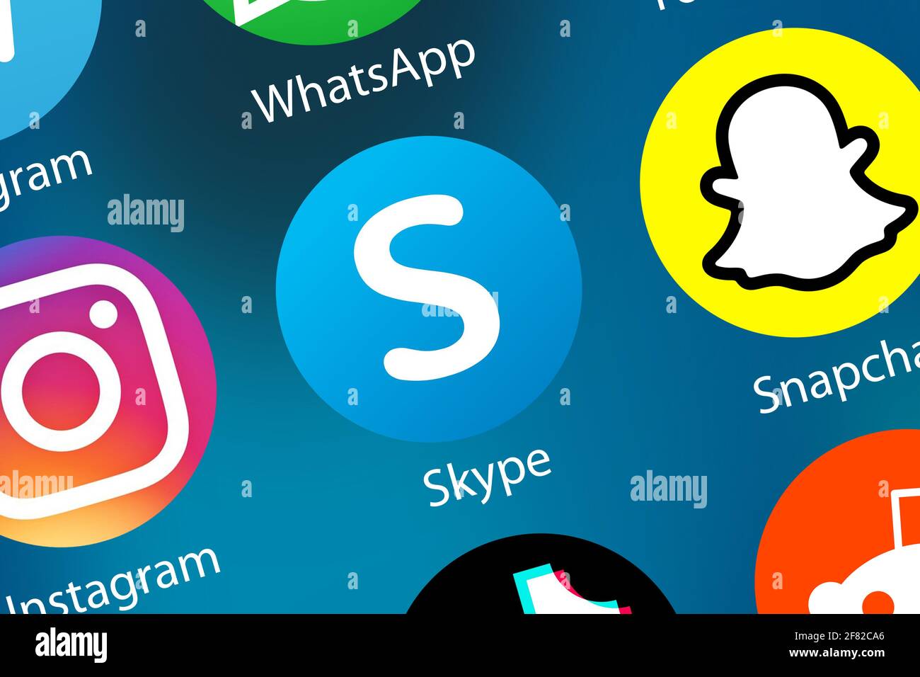 Stoccarda, Germania - 5 aprile 2021: Icona del logo Skype per le videochiamate in chat con le chiamate vocali sullo sfondo di Internet a Stoccarda, Germania. Foto Stock