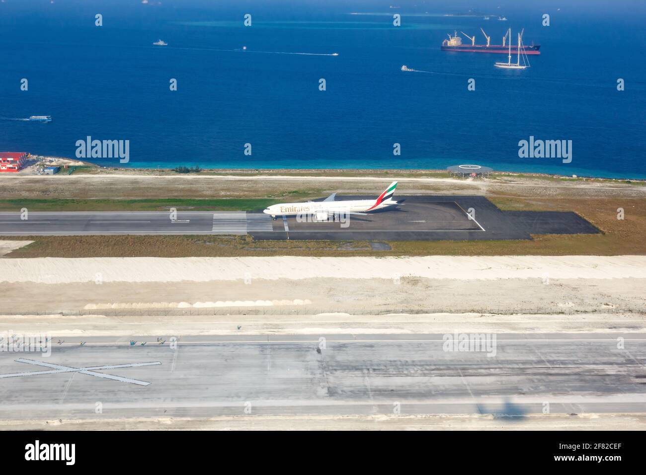 Male, Maldive – 20 febbraio 2018: Emirates Boeing 777-300ER aereo a Male aeroporto (MLE) nelle Maldive. Boeing è una fabbrica americana di aerei Foto Stock