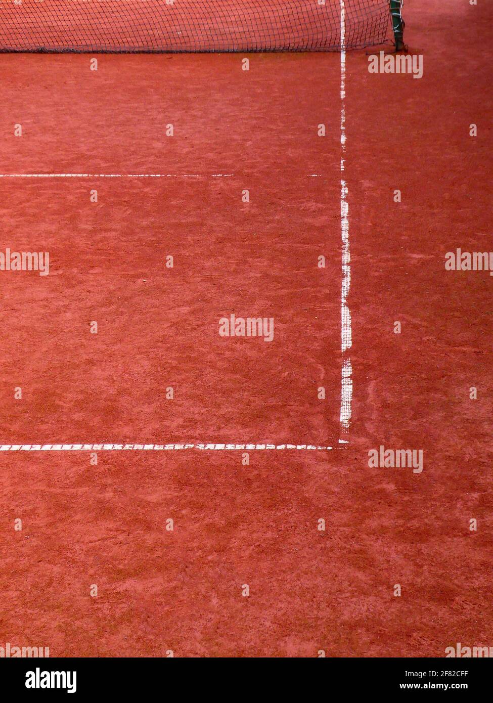 Un primo piano dell'angolo del tennis rosso campo di argilla e rete Foto Stock