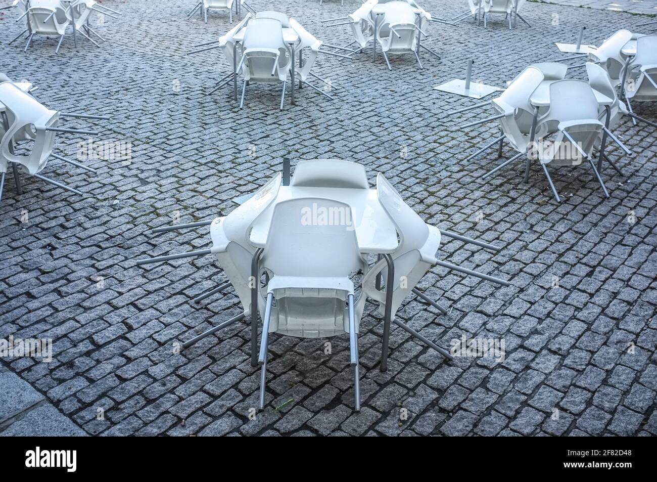 Terrazza vuota del ristorante del centro con mobili ripiegati. Covid-19 crisi al concetto di ostelry Foto Stock