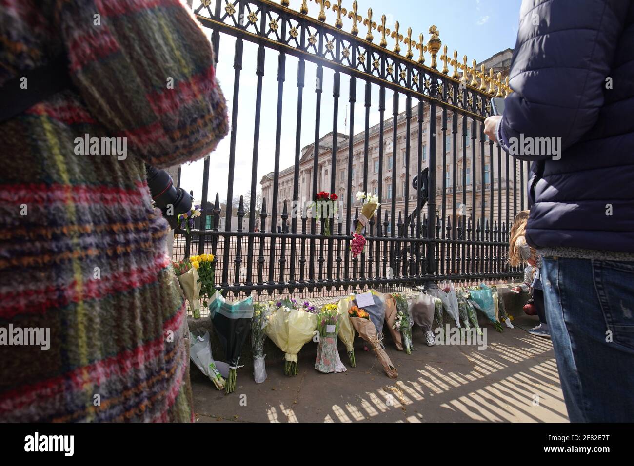 I fiori partirono fuori Buckingham Palace, Londra, dopo l'annuncio della morte del Duca di Edimburgo all'età di 99 anni, venerdì 6 aprile. Data immagine: Domenica 11 aprile 2021. Foto Stock