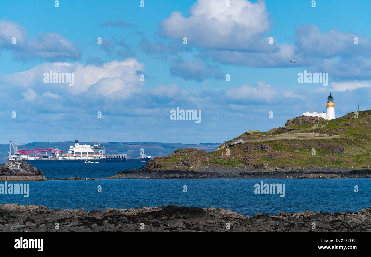 Firth of Forth, Scozia, Regno Unito. 11 aprile 2021. Il pioniere di Allseas Spirit, la nave più grande del mondo per tonnellaggio lordo, visita il Firth of Forth. Pionieristico Spirit è un catamarano a gru di proprietà del gruppo svizzero Allseas ed è progettato per l'installazione e la rimozione di grandi piattaforme petrolifere e del gas e per l'installazione di condotte di peso record. La nave ha una lunghezza di 382 m e una larghezza di 124 m e ha un costo di costruzione di 2.6 miliardi di euro. PIC; la nave è vista navigare oltre l'isola di Fidra in Lothian orientale. Iain Masterton/Alamy Live News Foto Stock