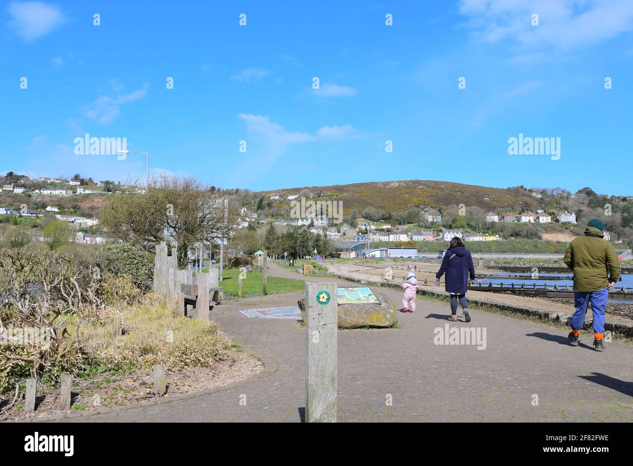 Fishguard, Pembrokeshire, Regno Unito .11 aprile 2021. JHoliday Makers ha coraggioso il mare broso brease come sole. Credit: Debra Angel/Alamy Live News Foto Stock