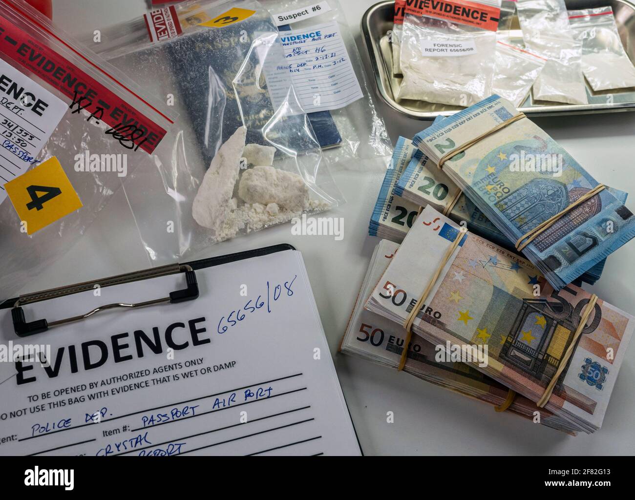 Euro bollette e passaporti in unità di indagine penale, immagine concettuale Foto Stock