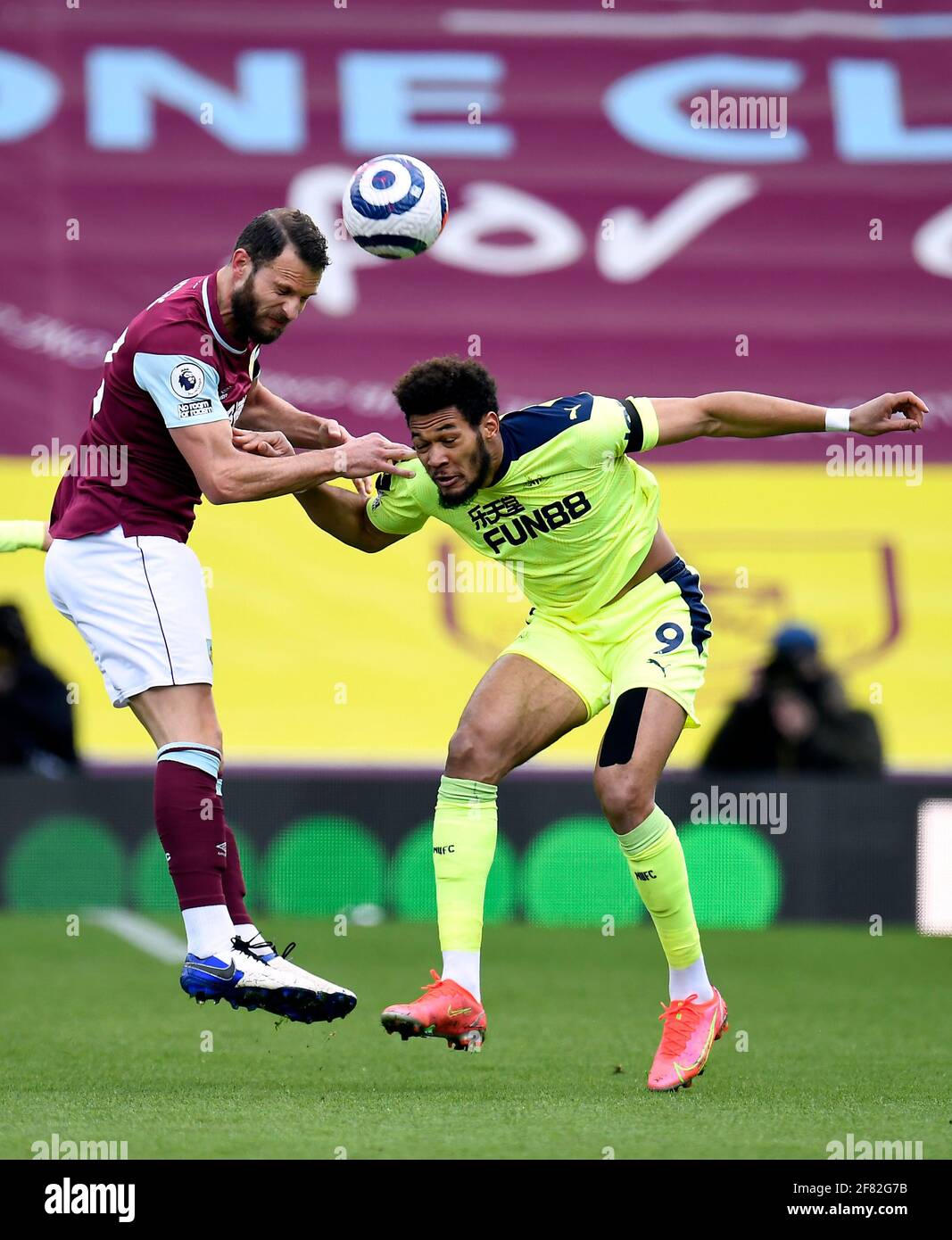 Erik Pieters di Burnley (a sinistra) e Joelinton di Newcastle United combattono per la palla durante la partita della Premier League a Turf Moor, Burnley. Data immagine: Domenica 11 aprile 2021. Foto Stock