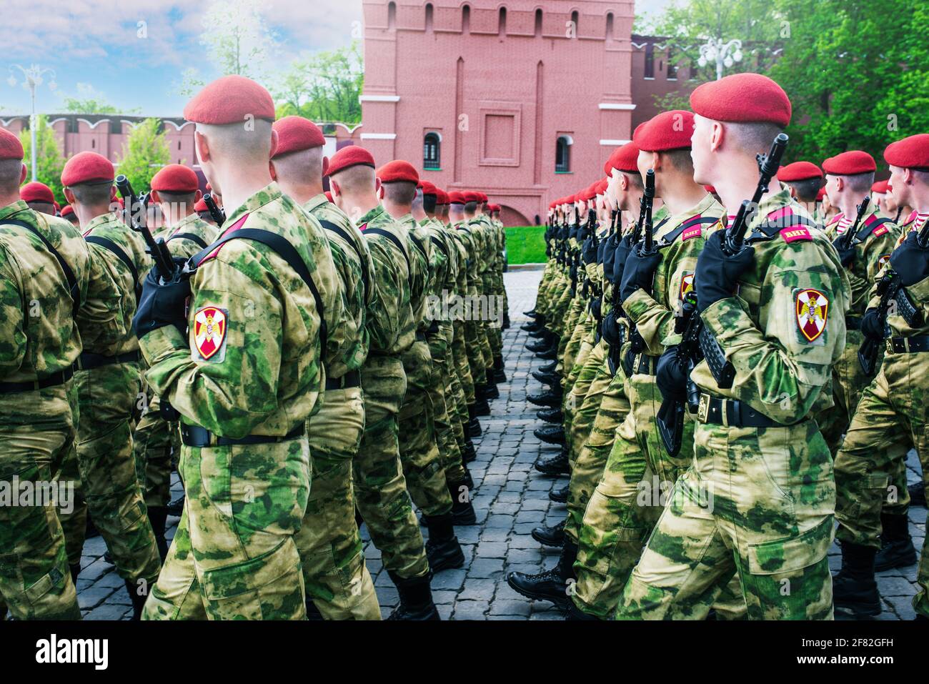 I militari sono in armi. L'esercito russo in berretti rossi e uniformi  verdi: Mosca, Russia, 09 maggio 2019 Foto stock - Alamy