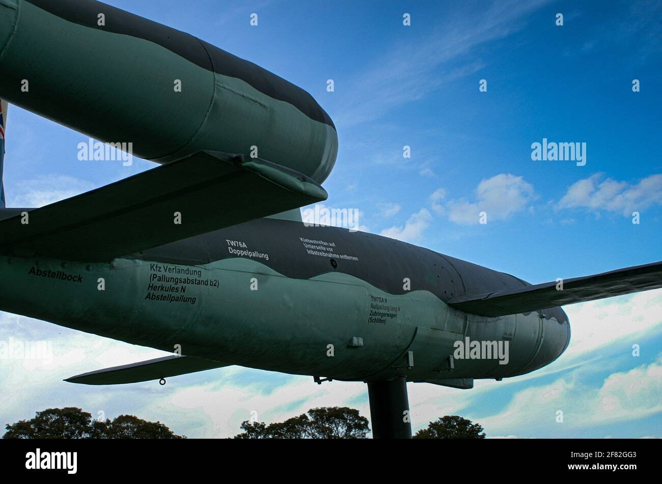V1 bomba volante o doodlebug visualizzato a Manstone museuem. Si tratta di un primo tipo di missile da crociera. 100 un giorno lanciato a Londra nel 1944. Foto Stock V1 bomba volante o doodlebug visualizzato a Manstone museuem. Si tratta di un primo tipo di missile da crociera. 100 un giorno lanciato a Londra nel 1944. Foto Stock