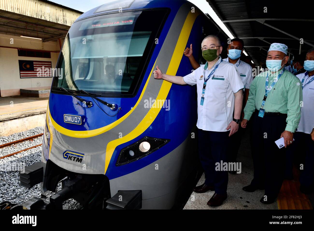 Kota Bharu, il Kelantan settentrionale della Malesia. 11 Apr 2021. Il Ministro dei Trasporti malese Wee Ka Siong (L) pone per le foto con il treno a unità multiple diesel a Kota Bharu, la capitale dello stato del Kelantan settentrionale della Malesia, il 11 aprile 2021. I treni DMU (Diesel Multiple Unit) prodotti dalla China Railway Rolling Stock Corporation (CRRC) Zhuzhou Electric Locomotor Co., Ltd sono stati lanciati in attività domenica, che potenzierà la connettività e faciliterà i viaggi nella zona della costa orientale della Malesia. Credit: Zhu Wei/Xinhua/Alamy Live News Foto Stock