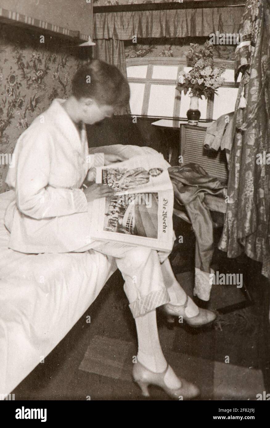Vista dell'interno della cabina passeggeri della nave aerea Graf Zeppelin con una donna che legge una rivista. Foto Stock