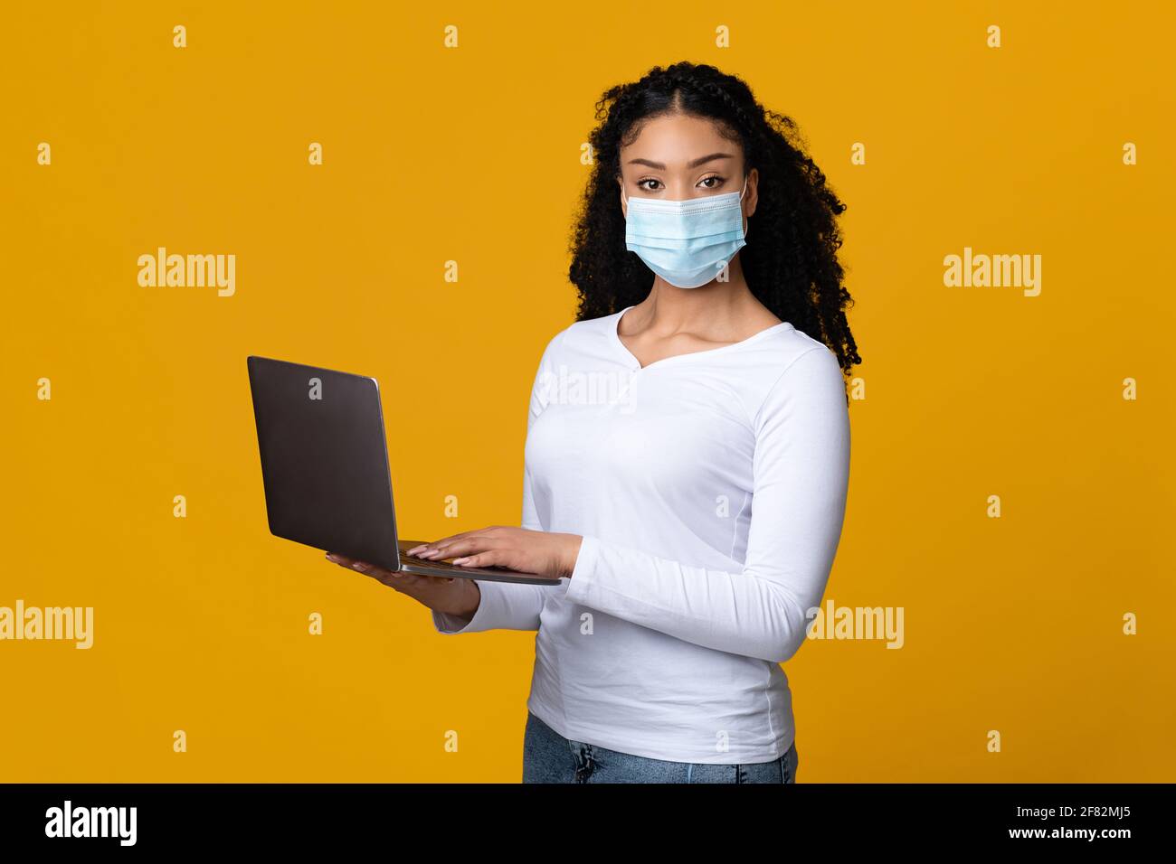 Ritratto di giovane donna Africana americana in maschera medica protettiva Portatile Foto Stock