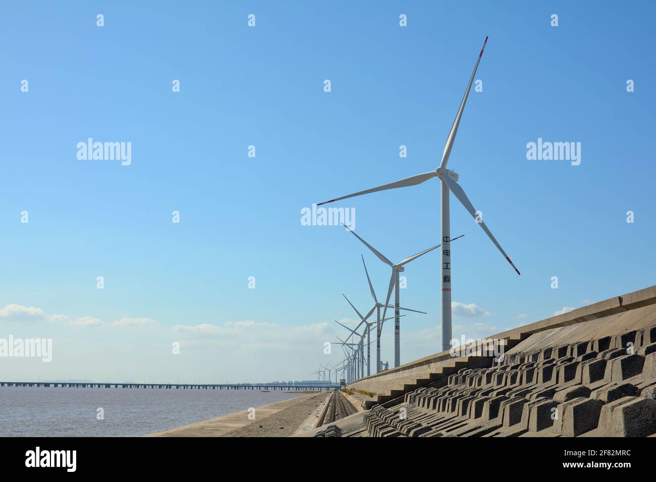 Turbine eoliche lungo la costa ventosa del fiume Qiantang vicino alla Jiaxing fino al ponte marittimo di Shaoxing in Cina. Foto Stock