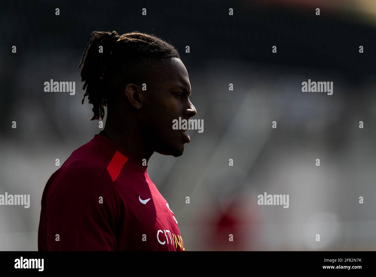 LONDRA, REGNO UNITO. 11 APRILE: Il Maro Itoje di Saracens si riscalda in vista del Greene King IPA Championship match tra Saracens e Bedford Blues ad Allianz Park, Londra, domenica 11 aprile 2021. (Credit: Juan Gasparini | MI News) Credit: MI News & Sport /Alamy Live News Foto Stock