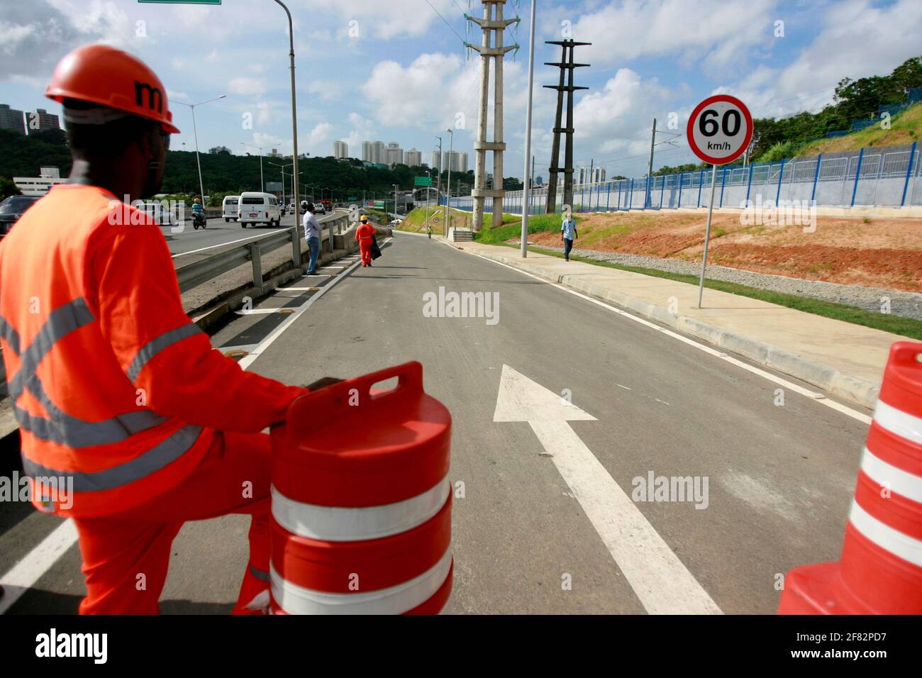 salvador, bahia / brasile - 6 gennaio 2015: I lavoratori sono visti nel lavoro di costruzione della riforma autostradale sulla strada statale BR 324 nella città di Salvador. Foto Stock