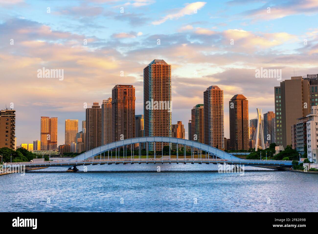 Bella scena del fiume Sumida con il famoso ponte di Eitai e Okawabata Rivercity e moderno quartiere di Tsukishima Tokyo, Giappone, sfondo dei viaggi Foto Stock