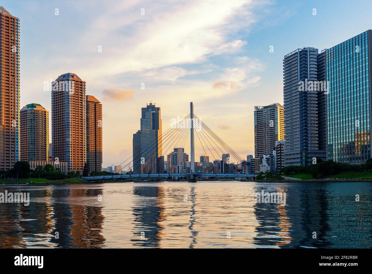 Bella scena del fiume Sumida con il famoso ponte Chuo-Ohashi e Okawabata Rivercity e moderno quartiere Tsukishima Tokyo, Giappone, sfondo dei viaggi Foto Stock