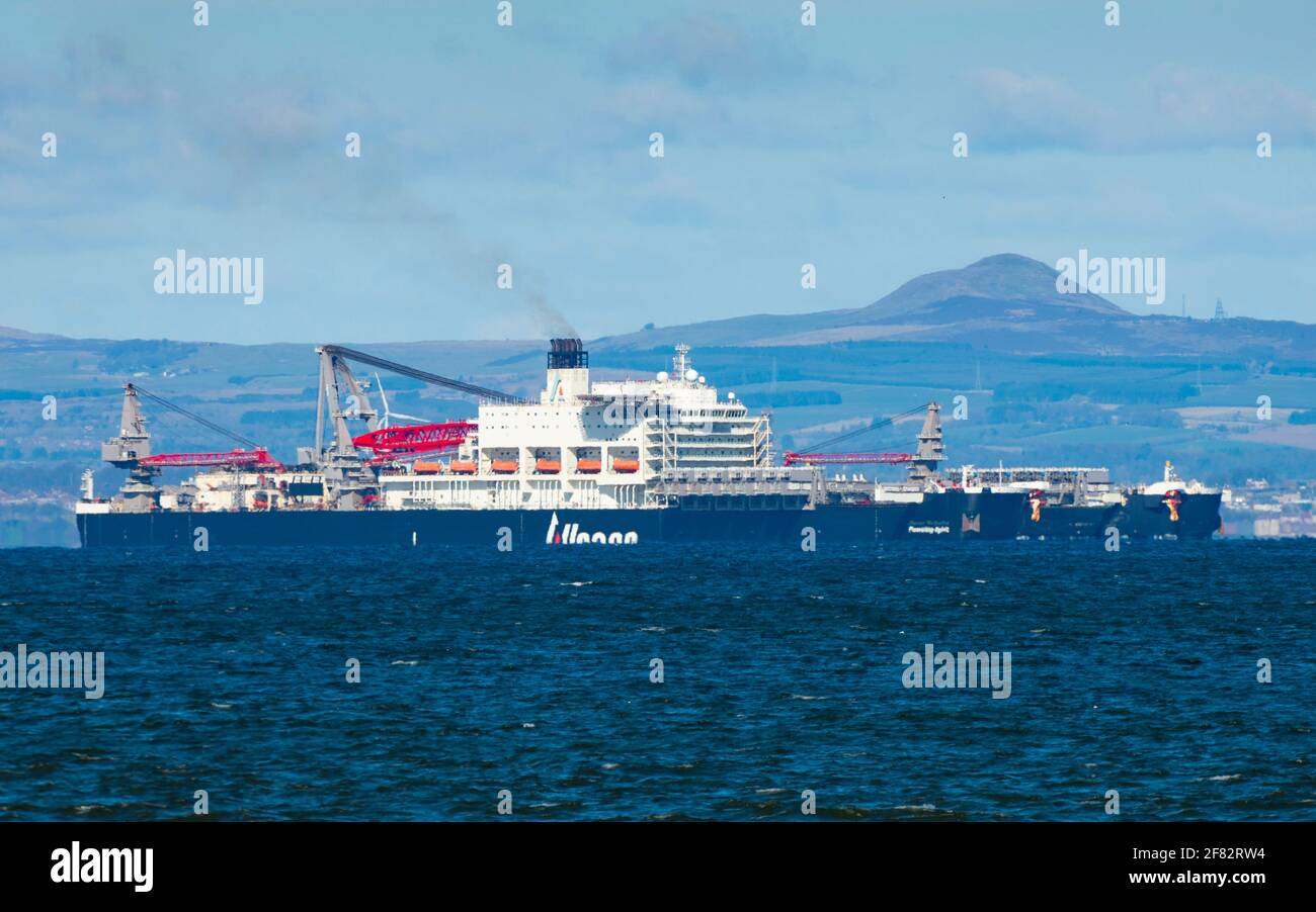 Firth of Forth, Scozia, Regno Unito. 11 aprile 2021. Il pioniere di Allseas Spirit, la nave più grande del mondo per tonnellaggio lordo, visita il Firth of Forth. Pionieristico Spirit è un catamarano a gru di proprietà del gruppo svizzero Allseas ed è progettato per l'installazione e la rimozione di grandi piattaforme petrolifere e del gas e per l'installazione di condotte di peso record. La nave ha una lunghezza di 382 m e una larghezza di 124 m e ha un costo di costruzione di 2.6 miliardi di euro. Iain Masterton/Alamy Live News Foto Stock