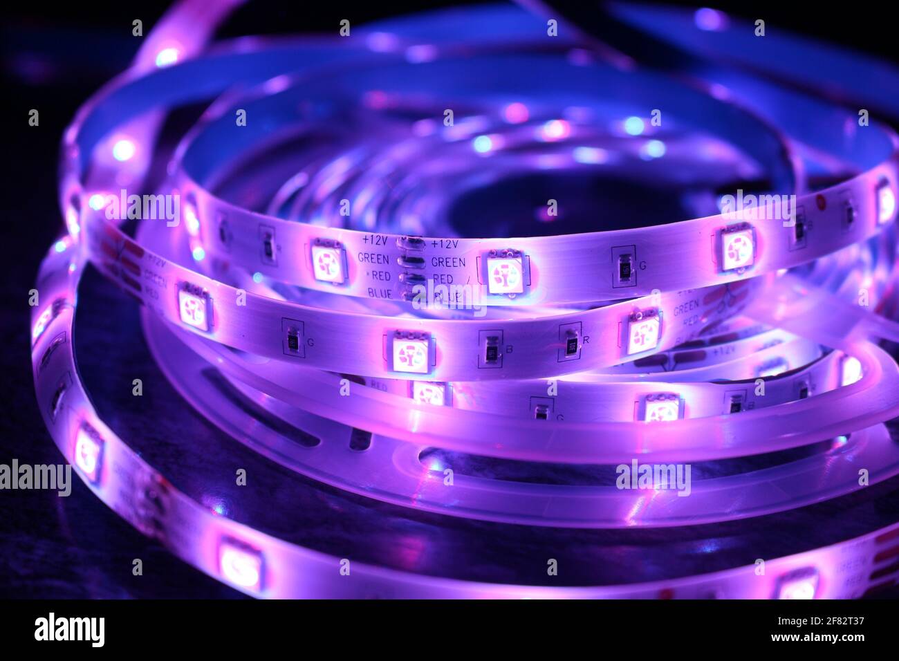 Un primo piano di un rotolo di LED viola illuminato luci Foto stock - Alamy
