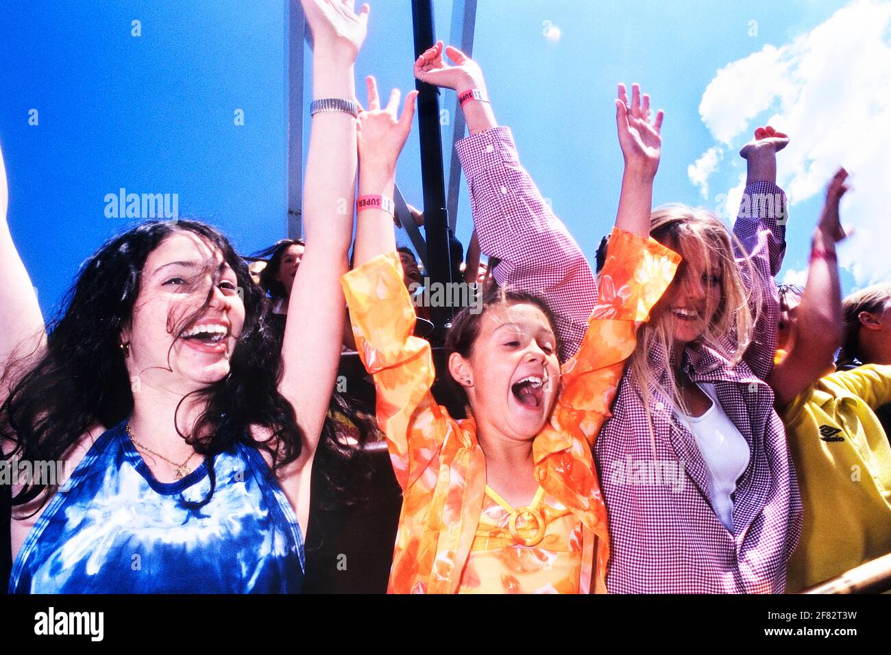 Ragazze adolescenti che gridano con le braccia sollevate su un giro a Adventure Island. Southend-on-Sea. Essex. Inghilterra. REGNO UNITO. Foto Stock