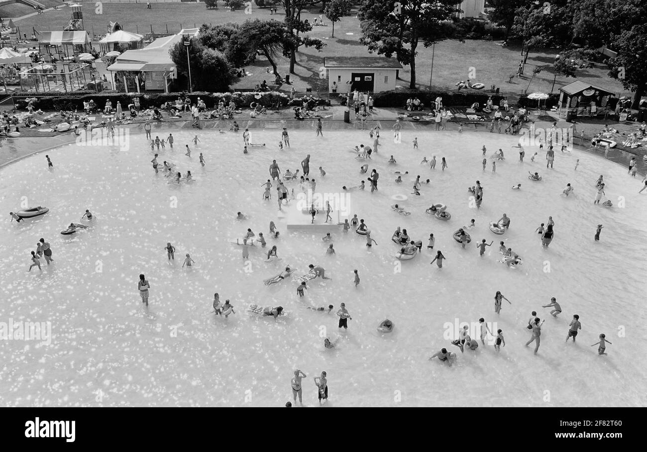 La vecchia piscina per bambini, il parco giochi Peter Pan's e Beach House Green, Worthing, West Sussex, Inghilterra, Regno Unito. Circa 2000 Foto Stock