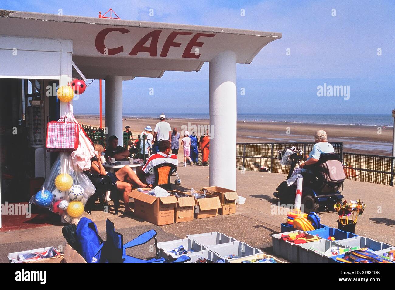 Beach cafe e negozi lungo la passeggiata a Mablethorpe, Lincolnshire, Inghilterra. REGNO UNITO Foto Stock