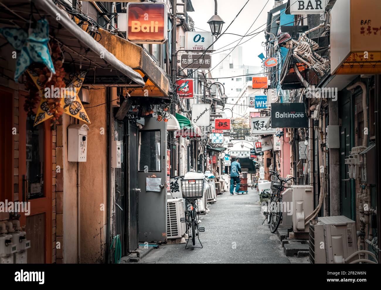 Tokyo - 26 Marzo 2019 - Vista di mattina presto dei bar Shinjuku Golden Gai a Tokyo, Giappone Foto Stock