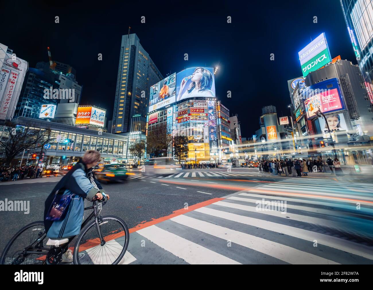 Tokyo - 27 marzo 2019 - elettrizzante Shibuya traversata di notte con i cartelli di Neon e la vita notturna e il traffico in movimento, Tokyo, Giappone Foto Stock