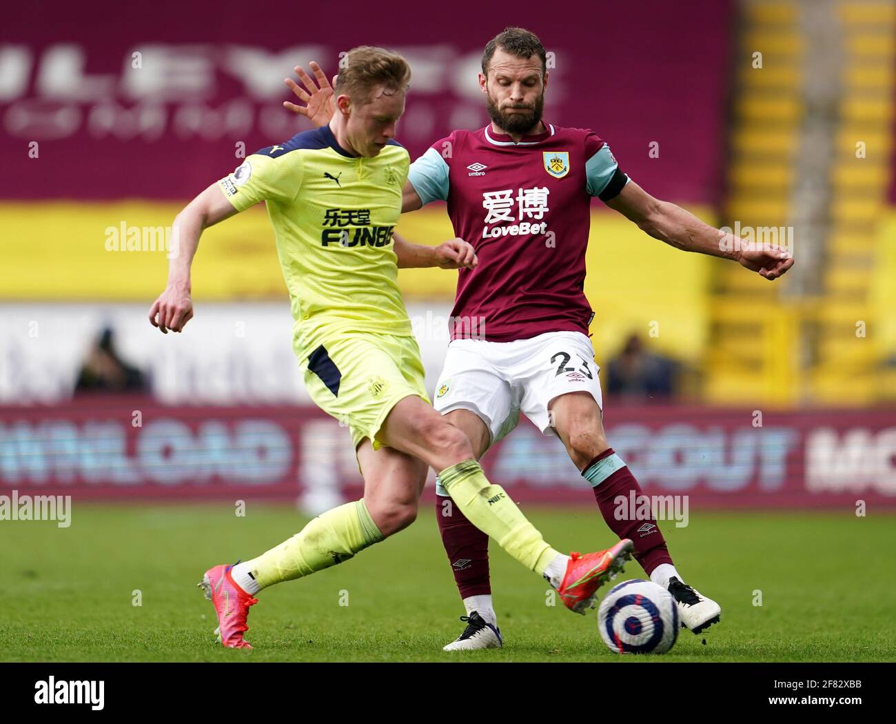 Sean Longstaff (a sinistra) di Newcastle United e Erik Pieters di Burnley si battono per la palla durante la partita della Premier League a Turf Moor, Burnley. Data immagine: Domenica 11 aprile 2021. Foto Stock