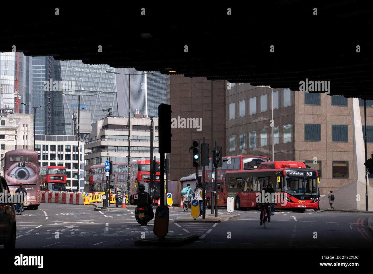 Traffico con London Bridge, SE1, Londra, Regno Unito Foto Stock