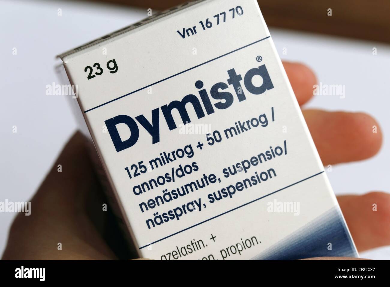 Dymista spray nasale: 125 microgrammi di azelastina e 50 microgrammi di fluticasone. Spray intranasale che allevia i sintomi allergici e la mucosa gonfia Foto Stock