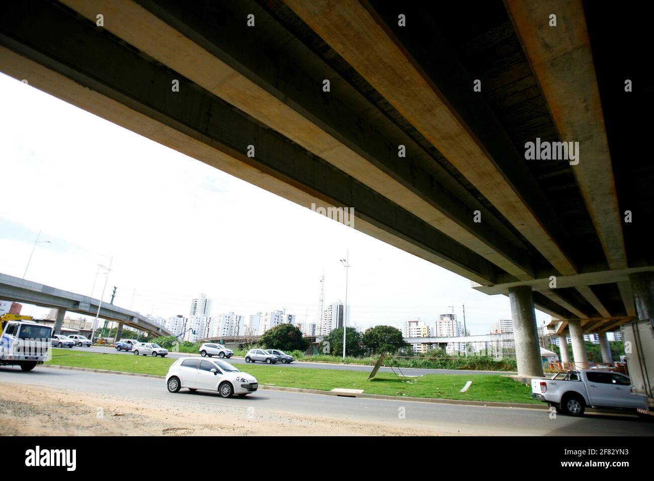 salvador, bahia / brasile - 12 agosto 2014: Vista del complesso Viadotto della Rotula do Abacaxi. Il set fa parte della Baia de Todos os Santos Expre Foto Stock