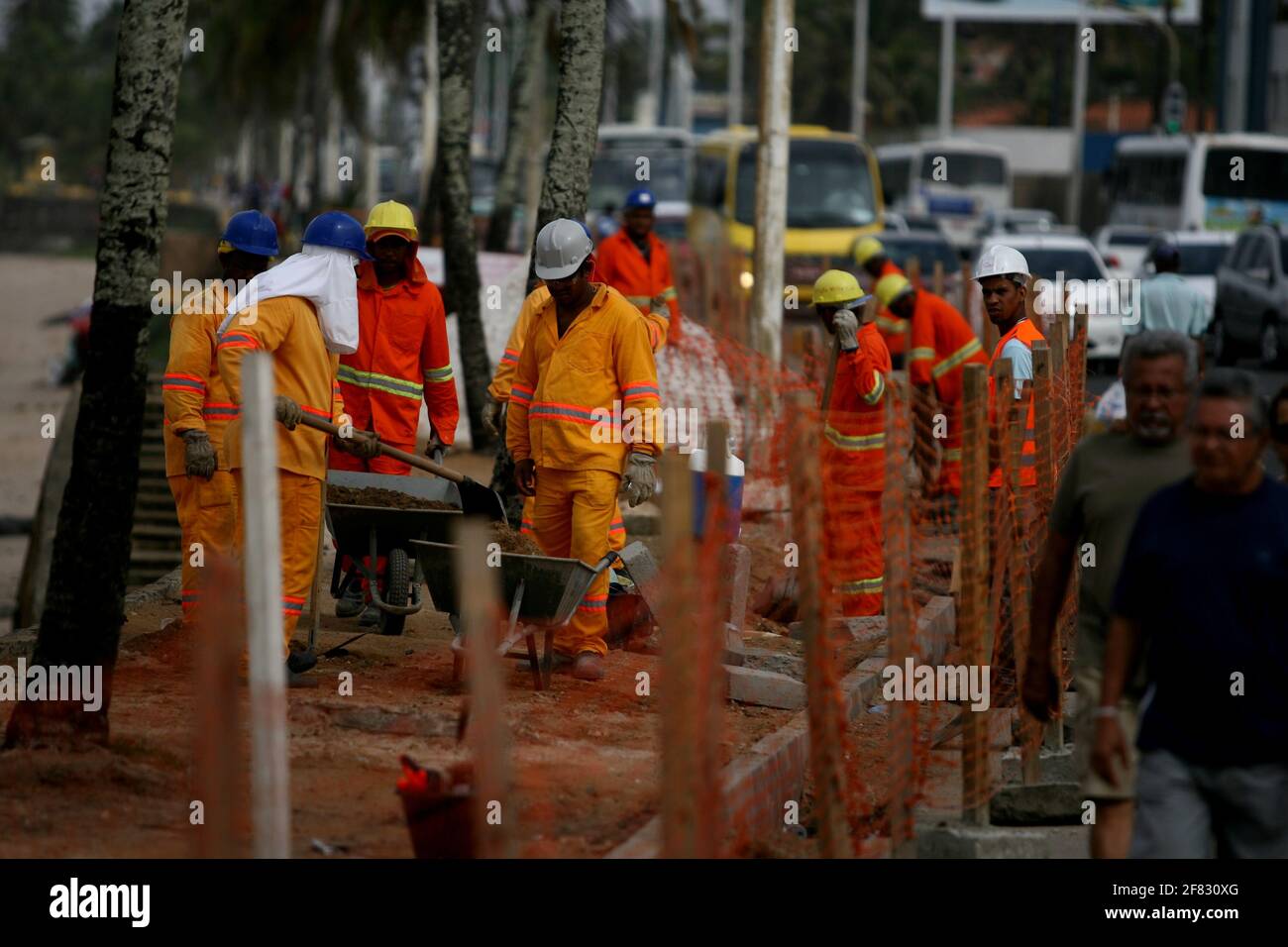 salvador, bahia / brasile - 6 agosto 2014: I lavoratori sono visti lavorare per rinnovare il lungomare di Itapua nella città di Salvador. *** Local Caption * Foto Stock