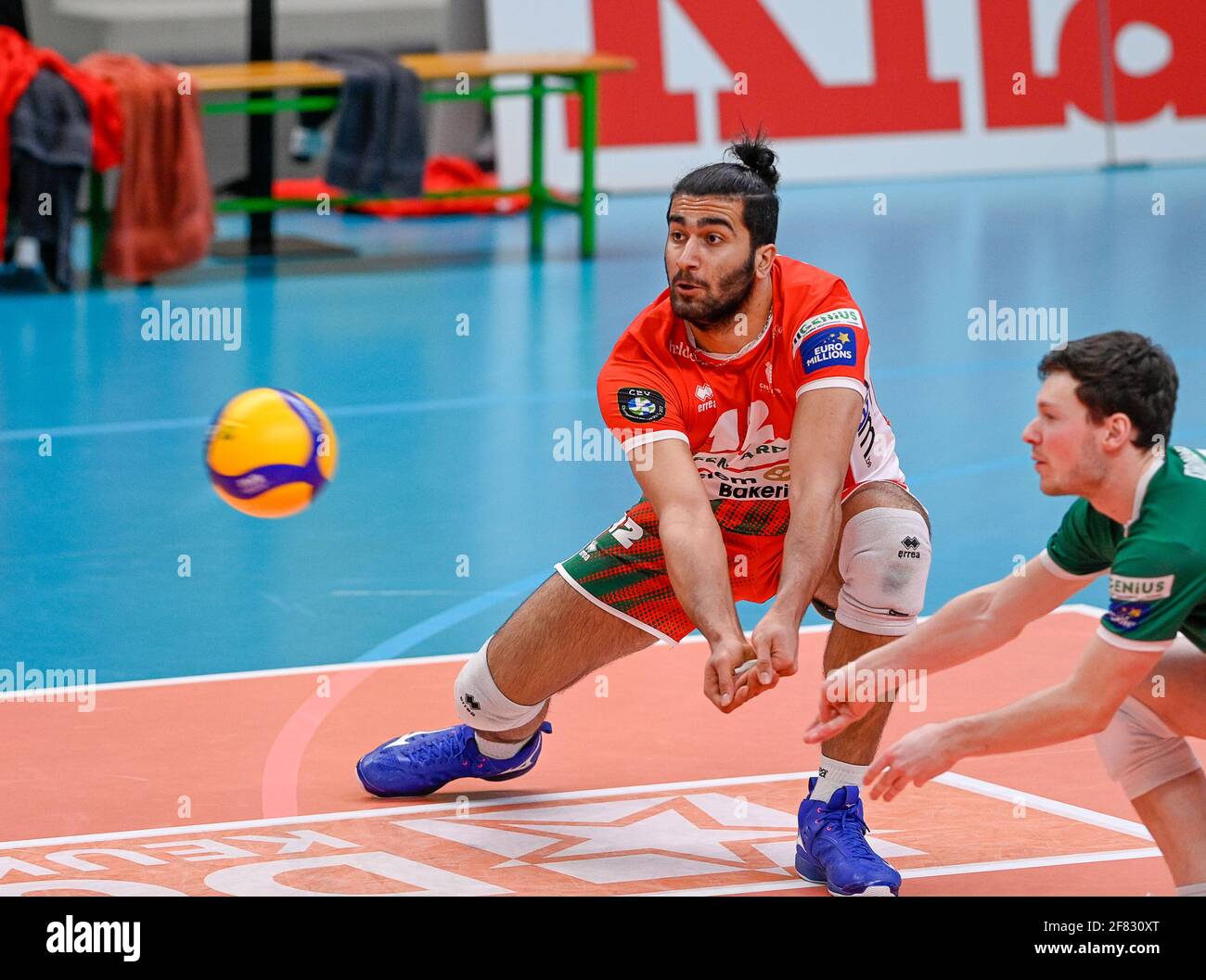 Roeselare, Belgio. 10 Apr 2021. L'iraniano Amirhossein Esfandiar di Maaseik ha raffigurato durante una partita di pallavolo tra Knack Volley Roeselare e Greenyard Maaseik, la terza partita in un meglio di cinque nella stagione 2020-2021, sabato 10 aprile 2020 presso lo Schiervelde International Sportsall di Roeselare, Belgio . PHOTO SPORTPIX.BE | DAVID CATRY Credit: SPP Sport Press Photo. /Alamy Live News Foto Stock