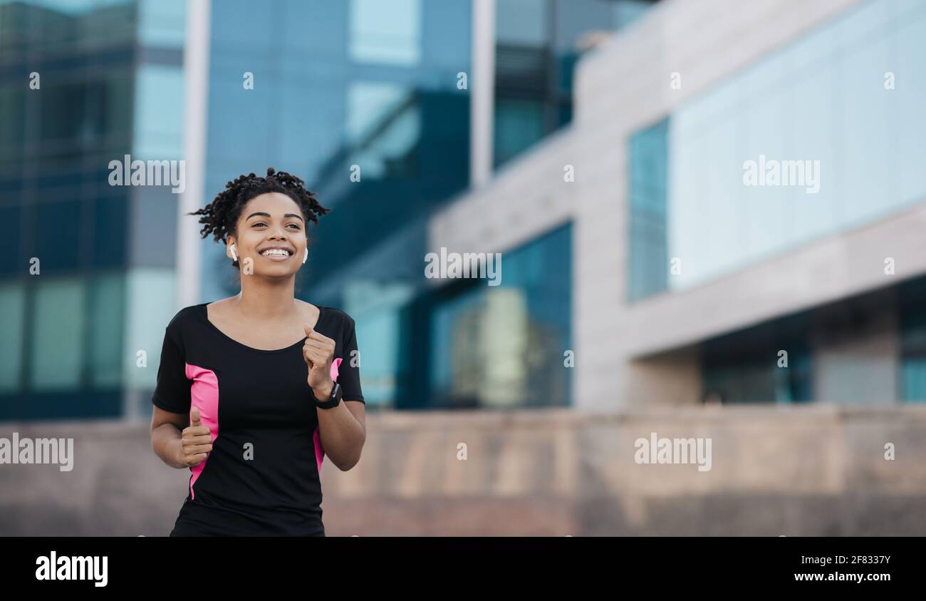 Emozioni positive dall'addestramento, motivazione per il corpo forte e fare jogging all'aperto Foto Stock