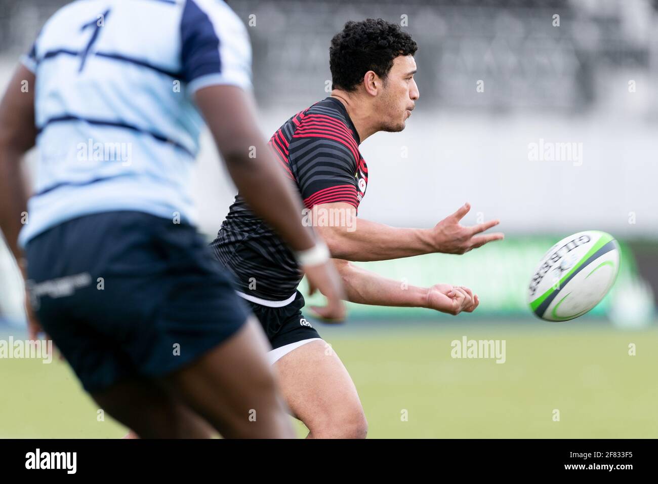 LONDRA, REGNO UNITO. 11 APRILE: Manu Vunipola di Saracens passa la palla durante la partita del Greene King IPA Championship tra Saracens e Bedford Blues ad Allianz Park, Londra, domenica 11 aprile 2021. (Credit: Juan Gasparini | MI News) Credit: MI News & Sport /Alamy Live News Foto Stock