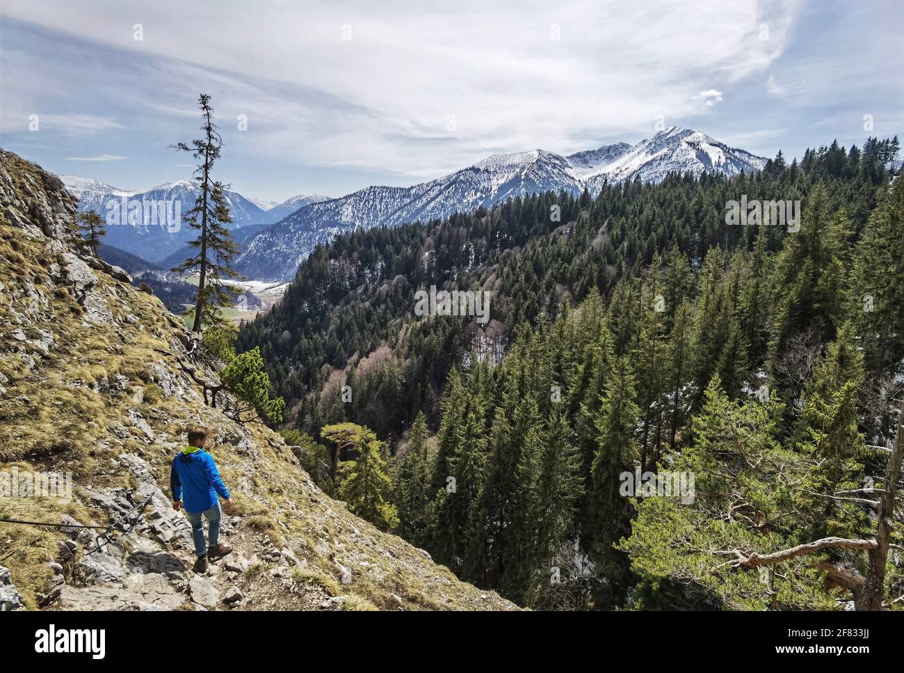Oberammergau, Baviera, Germania. 11 Apr 2021. Lo scenario al picco Kofel (1342 m) a Oberammergau, Baviera, Germania giorni prima che il governo federale della Germania si aspetta di mettere in atto un blocco radicale al fine di tentare di combattere la variante del coronavirus britannico B.1.1.7. Il percorso escursionistico di Kofel è considerato tecnico ed è un'importante area turistica nazionale e straniera per i viaggiatori sportivi. Credit: Sachelle Babbar/ZUMA Wire/Alamy Live News Foto Stock