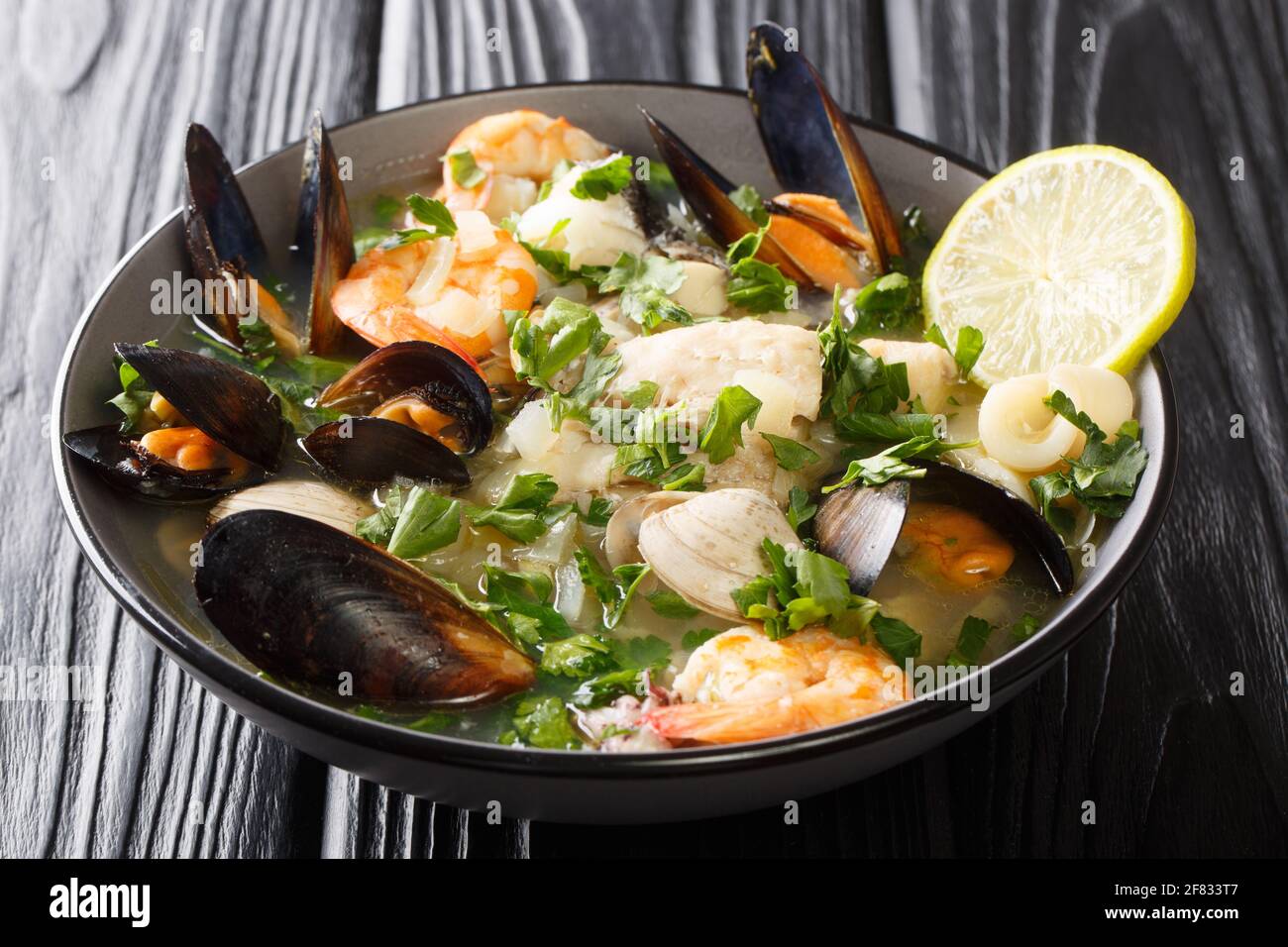 Zuppa di pesce con cozze, gamberi, vongole e altri crostacei o primo piano  in una ciotola sul tavolo. Orizzontale Foto stock - Alamy