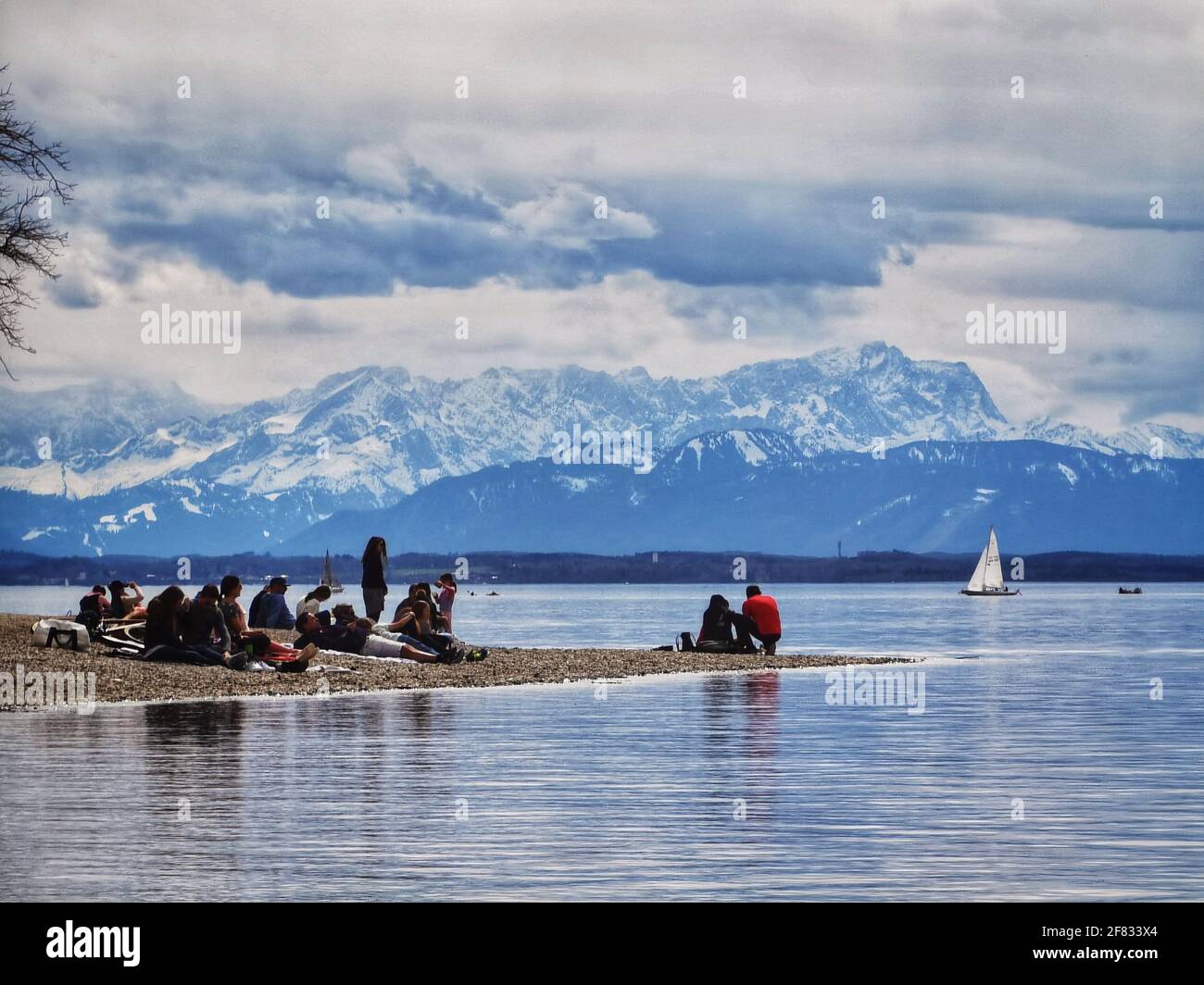 Percha bei Starnberg, Baviera, Germania. 11 Apr 2021. Lo scenario del lago Starnberg in Baviera, Germania giorni prima del governo federale tedesco è previsto di mettere in atto un blocco radicale per tentare di combattere la variante del coronavirus britannico B.1.1.7. Credit: Sachelle Babbar/ZUMA Wire/Alamy Live News Foto Stock