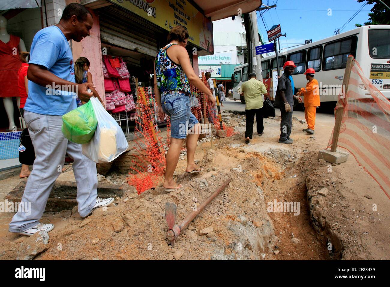 salvador, bahia, brasile - 2 maggio 2014: I pedoni affrontano problemi a camminare sul lungomare di Av. Seabra - Baixa dos Sapateiros - in Salvador, du Foto Stock