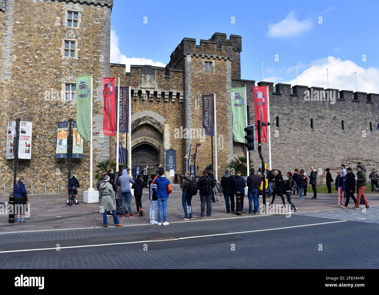 Folle socialmente distanziate si radunano fuori del Castello di Cardiff per il 41 Un saluto per celebrare la morte del principe Filippo Foto Stock