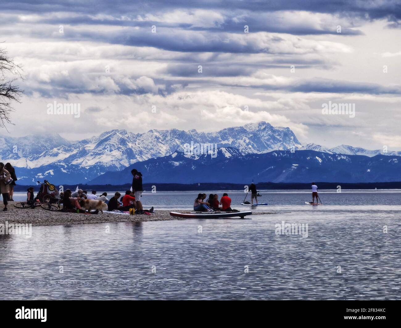 Percha bei Starnberg, Baviera, Germania. 11 Apr 2021. Lo scenario del lago Starnberg in Baviera, Germania giorni prima del governo federale tedesco è previsto di mettere in atto un blocco radicale per tentare di combattere la variante del coronavirus britannico B.1.1.7. Credit: Sachelle Babbar/ZUMA Wire/Alamy Live News Foto Stock