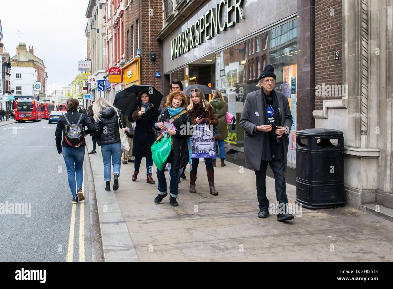 RICHMOND, LONDRA, INGHILTERRA - 10 aprile 2021: Piers Corbyn cammina per le strade promuovendo la SUA LONDINESE VIVA Londra campagna mayoral a Richmond Foto Stock