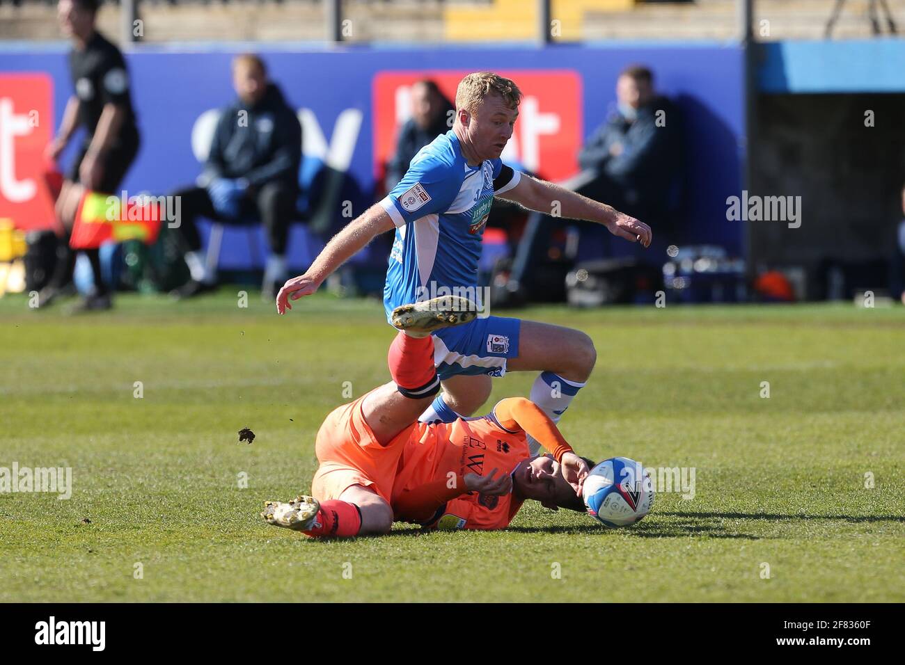 BARROW IN FURNESS, INGHILTERRA: Chris Taylor of Barrow combatte per possesso con George Tanner di Carlisle United durante la partita Sky Bet League 2 tra Barrow e Carlisle United a Holker Street, Barrow-in-Furness sabato 10 aprile 2021. (Credit: Mark Fletcher | MI News) Credit: MI News & Sport /Alamy Live News Foto Stock