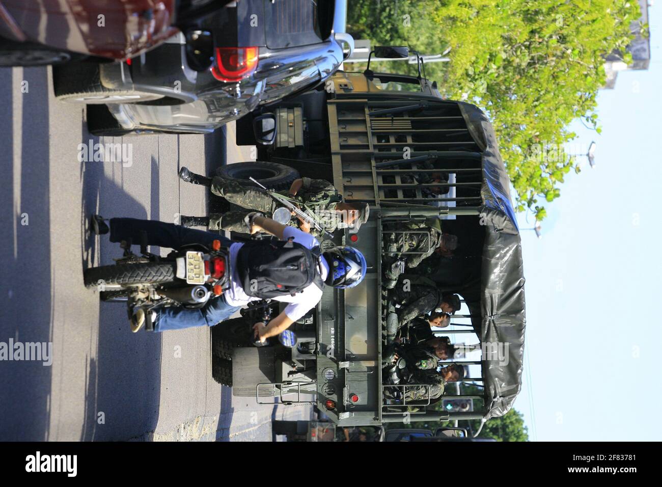 Buerarema, bahia / brasile - 14 febbraio 2014: Soldati militari pattugliano le strade del centro di Buerarema a causa di una serie di conflitti che coinvolgono Tupinamb Foto Stock